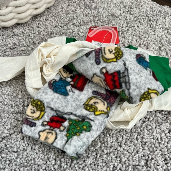 Kids 2-piece Christmas PJ Set SNOOPY Peanuts Pajamas Size 2T Fleece Pants NWT - Picture 4 of 8